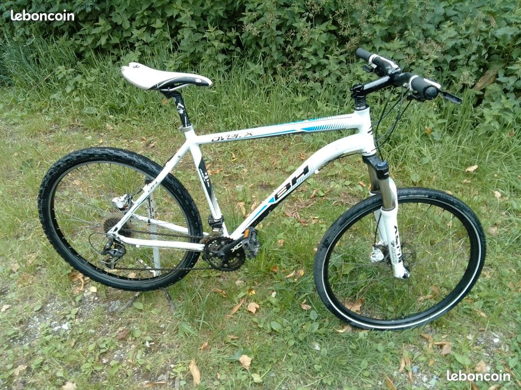 VTT BH en aluminium blanc, équipé de freins hydrauliques et d'une transmission 3 plateaux 9 vitesses Shimano Alivio. 27 vitesses au total (image 2)