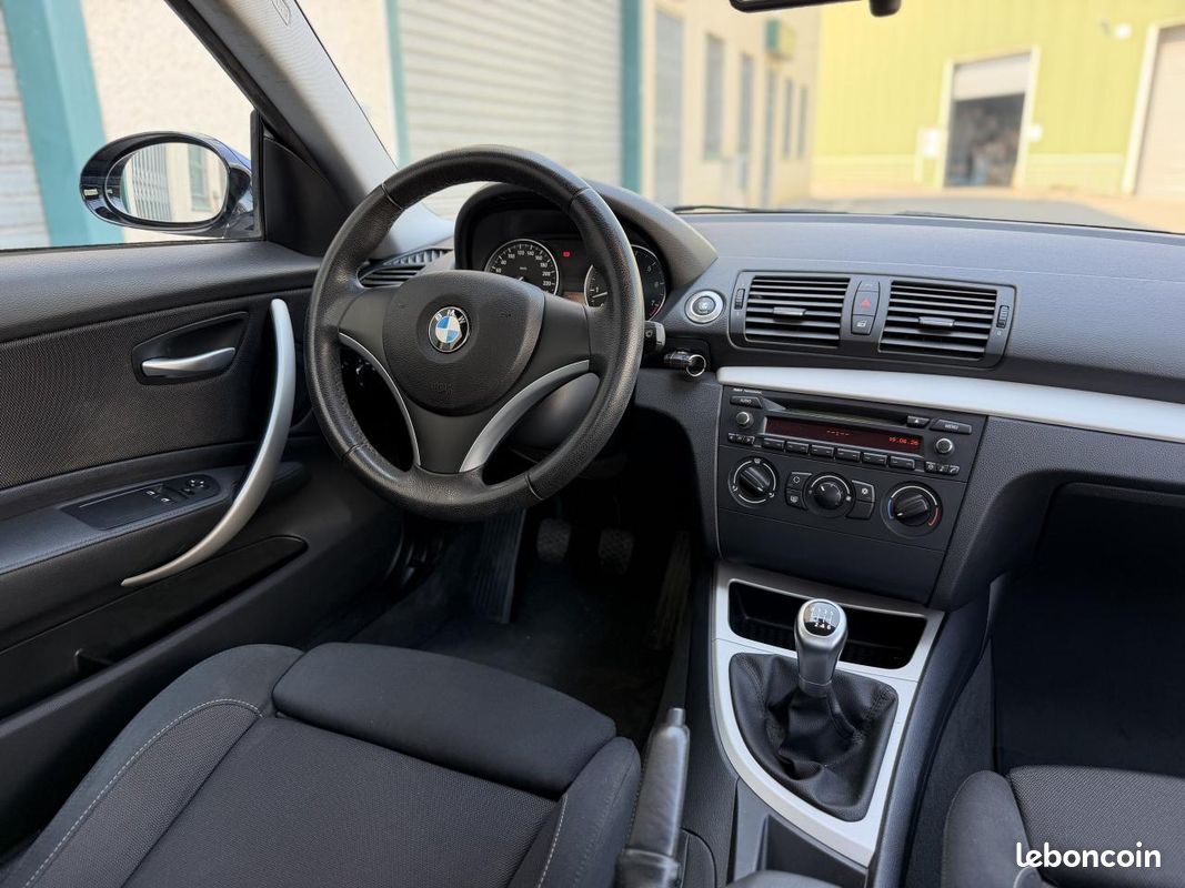 BMW SéRIE 1 COUPé 125i 3.0L 6 cylindres - Boîte manuelle - Montego Blue (image 18)