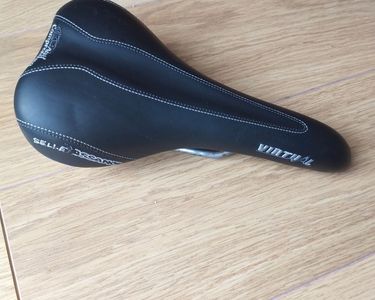 SELLE BASSANO VUELTA EXCALIBUR ANTI COMPRESSION NOIRE/BLEUE/JAUNE NEUVE