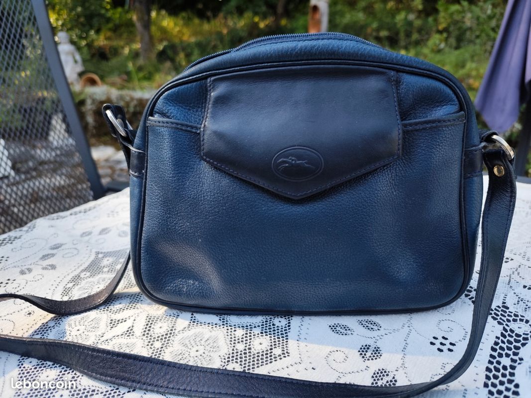 Sac à main cuir bleu marine Longchamp avec défaut Accessoires