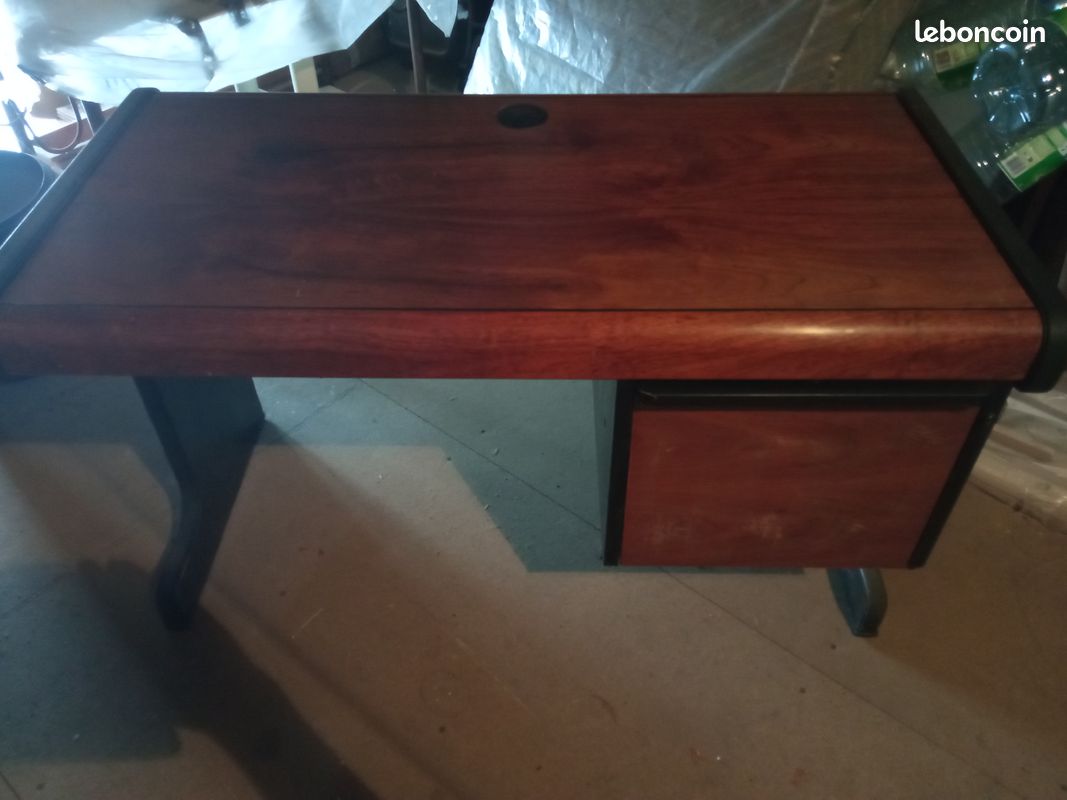 Bureau (image 1)