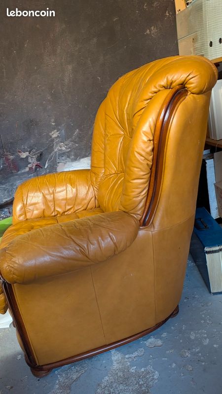 Fauteuil en cuir et bois vintage (image 2)
