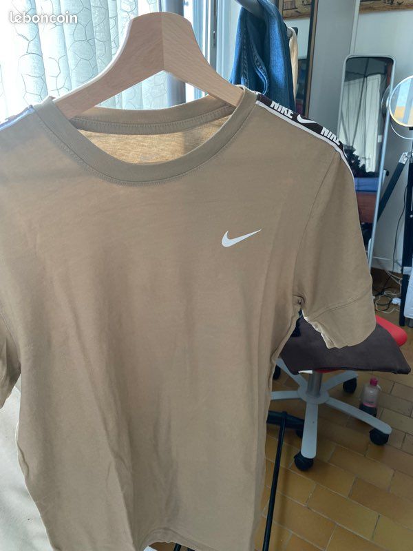 T-shirt nike beige femme (image 1)