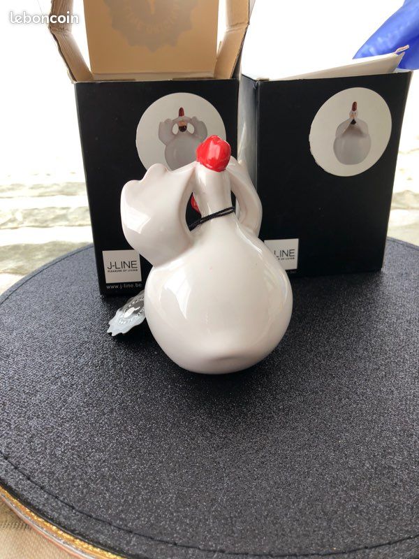 Poule blanche cachant ses yeux jline (image 3)