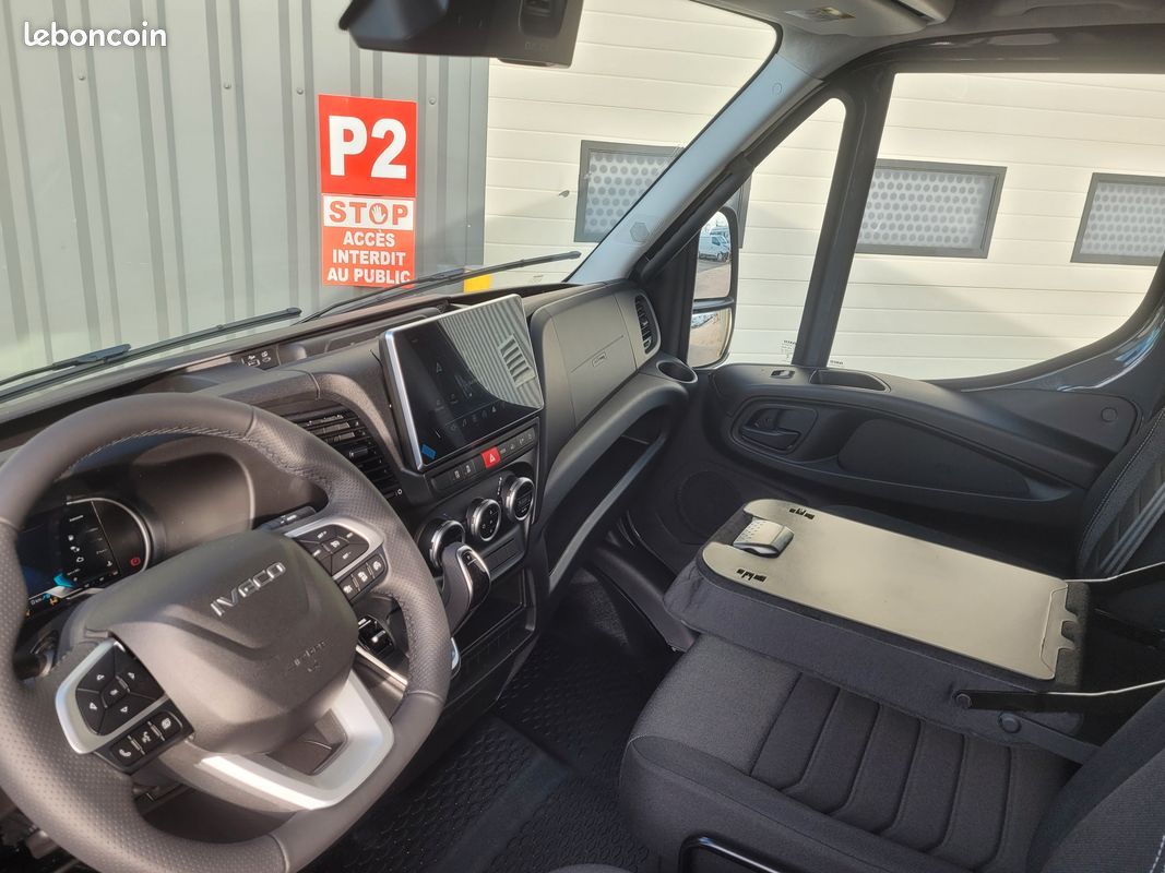 IVECO DAILY 35C21 HA8 V16 FOURGON PACK COMFORT PLUS + PACK STYLE + KEYLESS 03 PLACES comme NEUF avec ATTELAGE / MOTEUR 3 LITRES / CAMÉRA / SUSPENSION RENFORCÉE 07 LAMES ( Prix de Vente 52 990 HT ) (image 3)