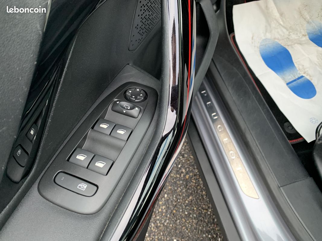 PEUGEOT 2008 1.2 PureTech 110ch S&S EAT6 GT Line (image 26)