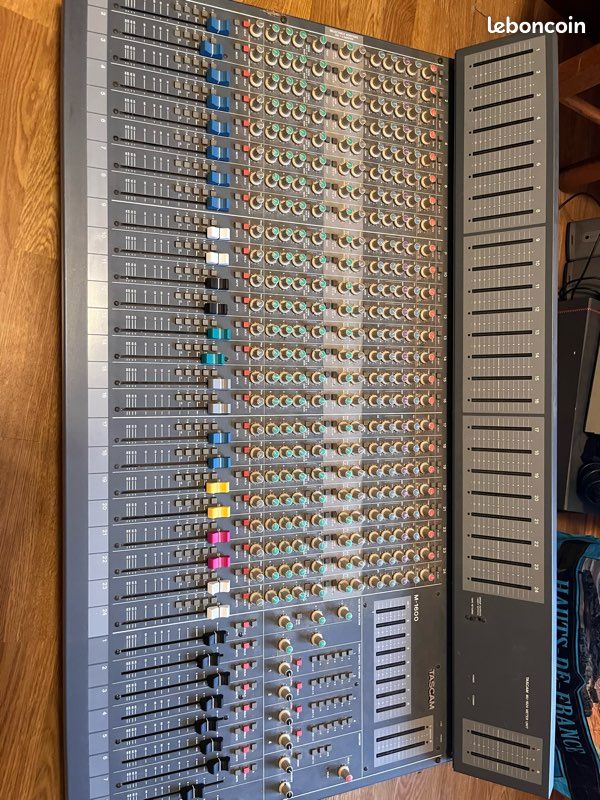 Table Tascam M1600-24 (image 1)