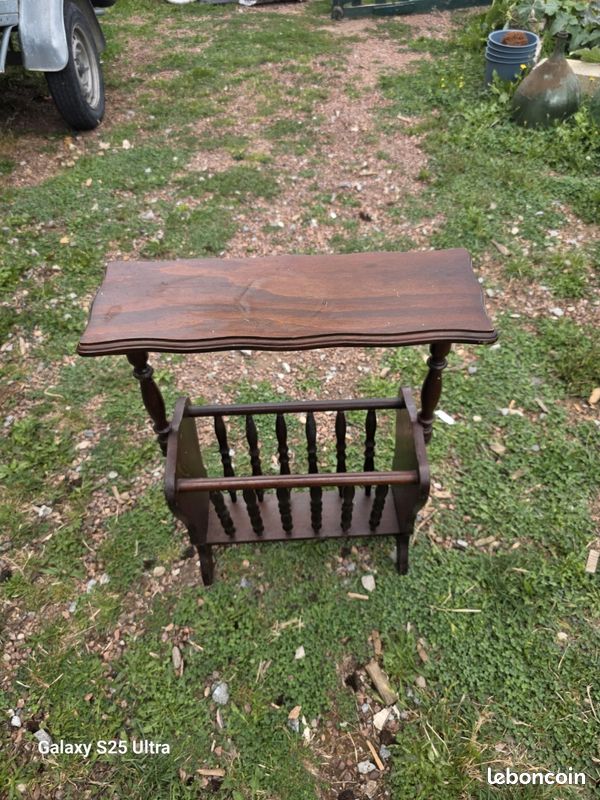Bout de canapé / Table basse porte-revues en bois vintage (image 1)