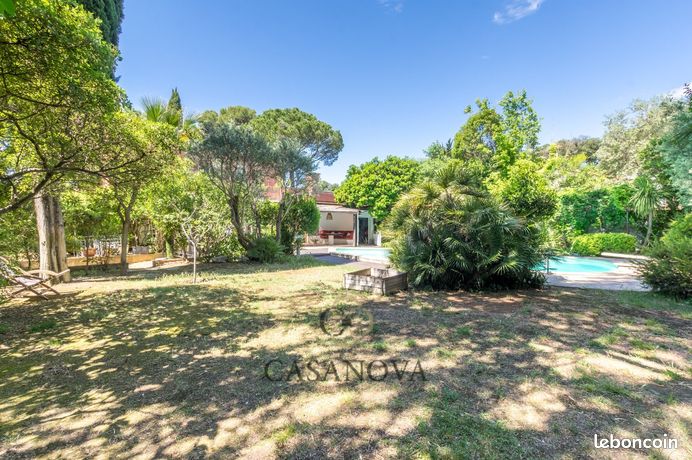 Villa 10 pièces 245 m² — 2