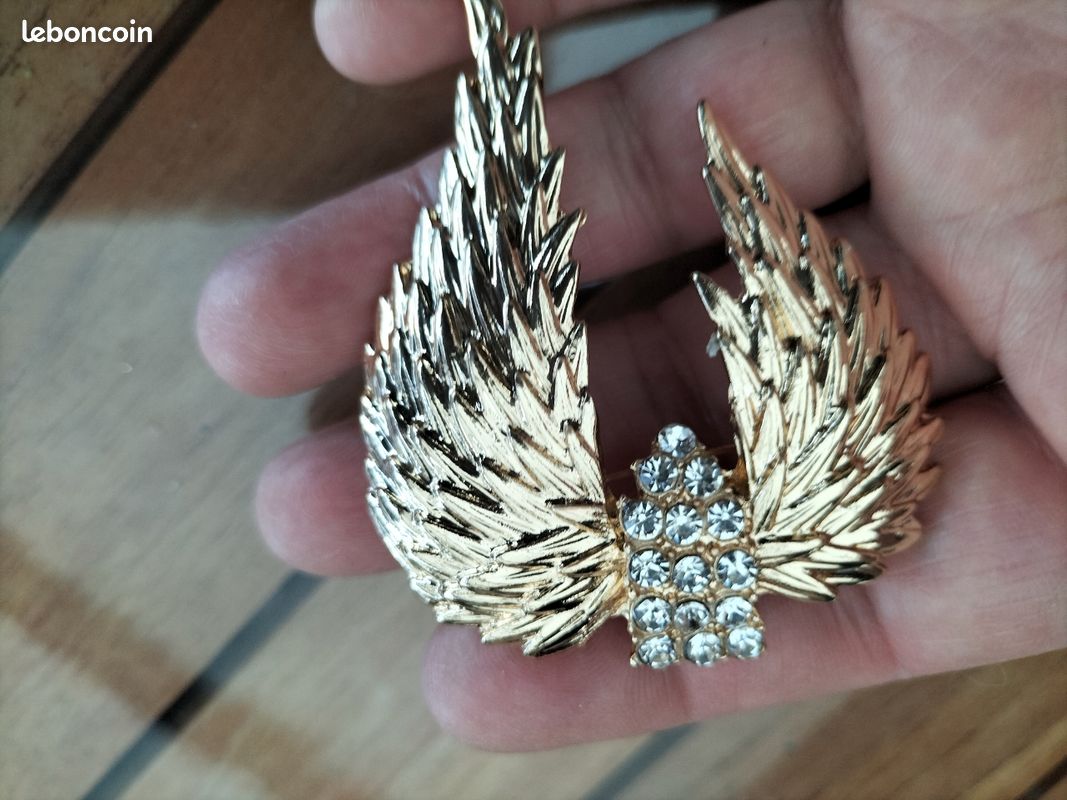 Broche Ailes D'ange Argentée Avec Strass - Neuf Avec étiquettes - Cristal - Sans Marque