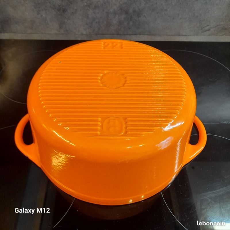 Cocotte ancienne en fonte émaillée orange - Arts de la table