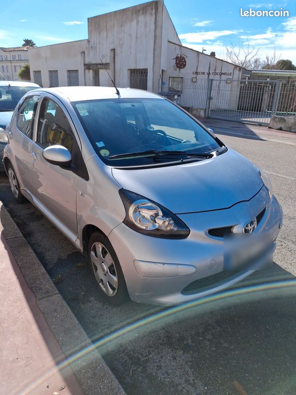 Toyota Aygo 1.0 12V 68CH/CLIM/Crit'air 2 citadine, gris, 4 cv, 5 portes, première mise en circulation le 25/03/2009 58000km (image 1)