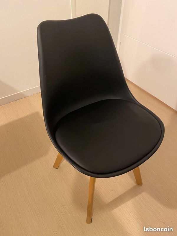 Lot De 4 Chaises Nordiques Noires - Pieds En Bois Massif, Assise Plastique, Neuves EGOONM