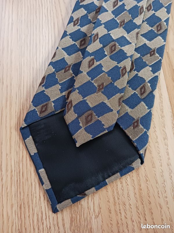 Cravate Hugo Boss En Soie 100% - Bleu - Fabriquée En Italie - Occasion