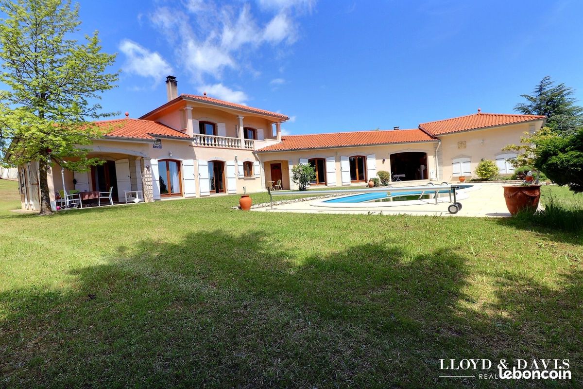Maison 7 pièces 220 m² · à Saint-Jean-Soleymieux · 220 m² · 449 600 €