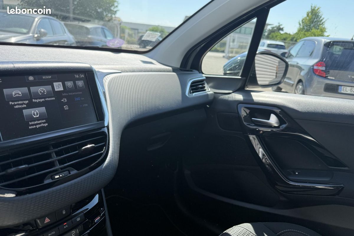 PEUGEOT 208 1.2i - 82 Allure (image 21)