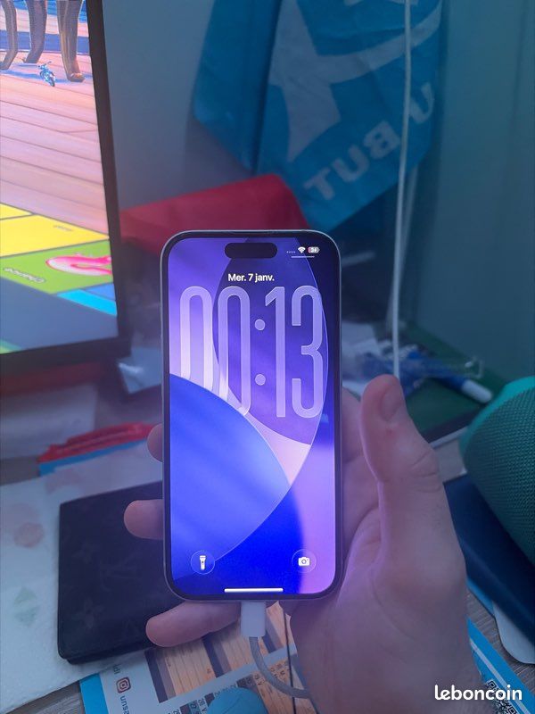 Iphone 15 bleu clair (image 1)