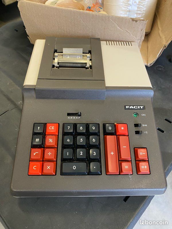 TRÈS ANCIENNE CALCULATRICE Comptator, probablement de
