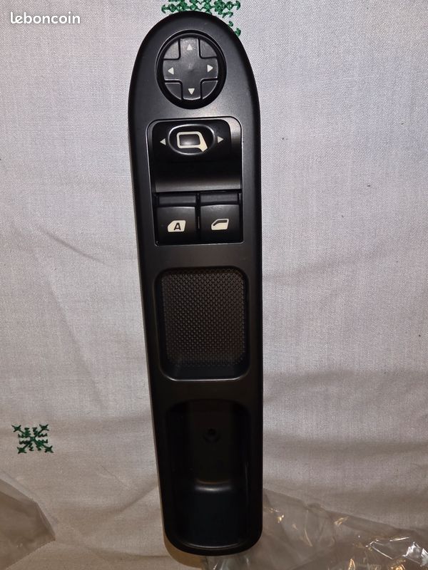Commande lève vitre et réglage des rétroviseurs Peugeot 207 CC ou 3 portes .
Se monte sur d'autres modèles Peugeot Citroën.
Piece neuve et jamais servi.
Prix:35 euros.
Voir photos.
Merci (image 1)