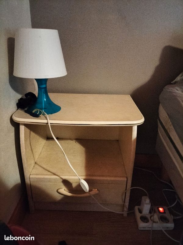 Tables de chevet et lampe (image 1)