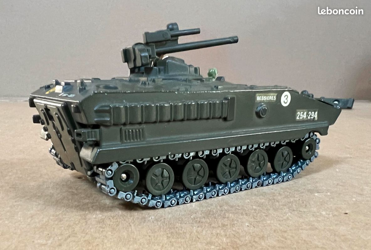 CHAR AMX 10 P TANK sable chenilles métal au 1/50 SOLIDO MADE IN