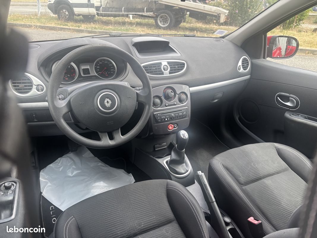 Renault CLIO III 1.5 DCI 75CH EXPRESSION CLIM ECO² 5P (image 5)