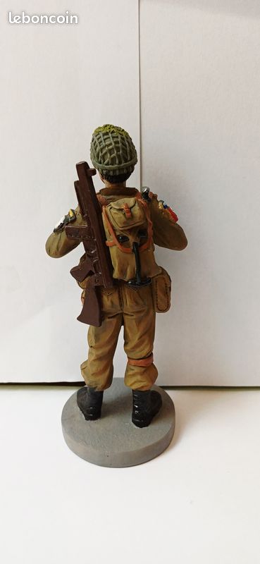 Figurine Publicitaire Vintage BONUX - Soldat Parachutiste Au Combat Avec Mitraillette
