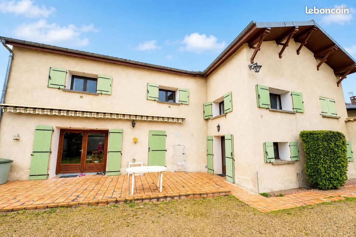 Maison 13 pièces 258 m² · à Corcelles-en-Beaujolais · 258 m² · 128 000 €