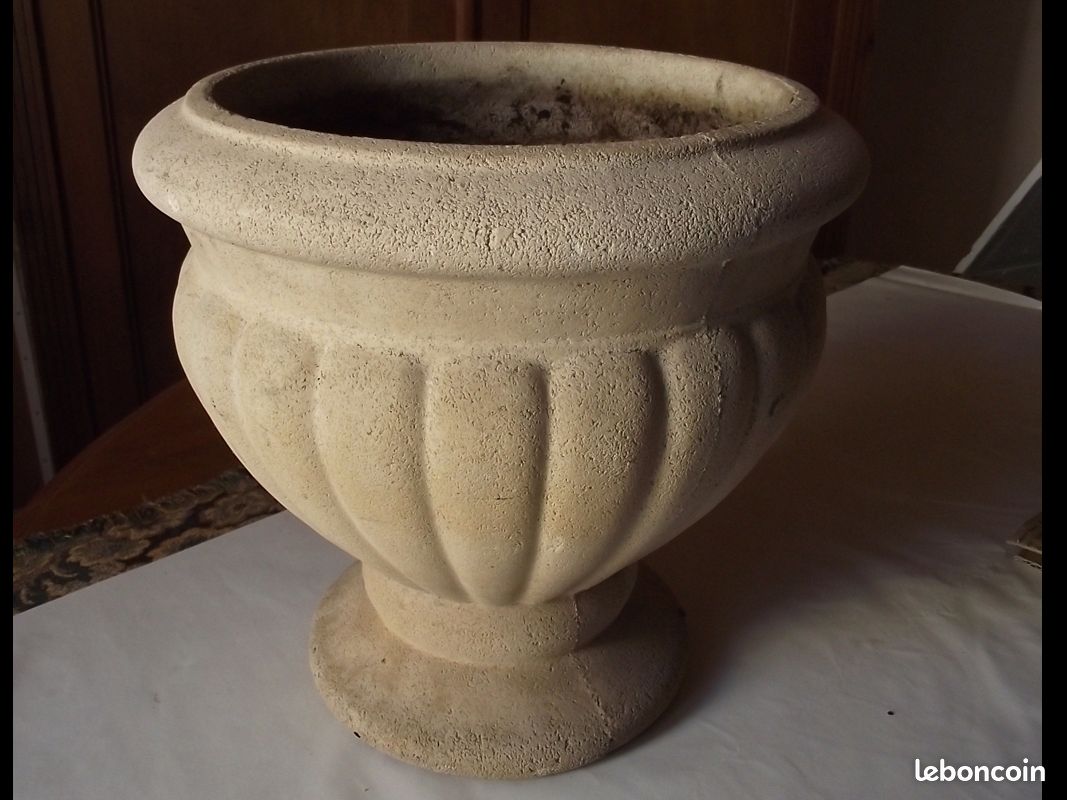 Pot vase avec pied en pierre reconstituée (image 2)