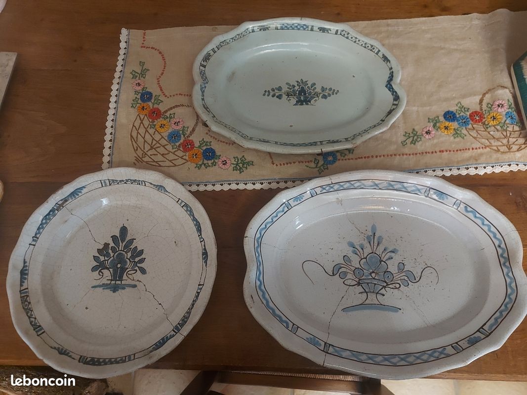 3 plats très anciens en faience dite Cul noir Forges les eaux vendus en l'état (image 1)