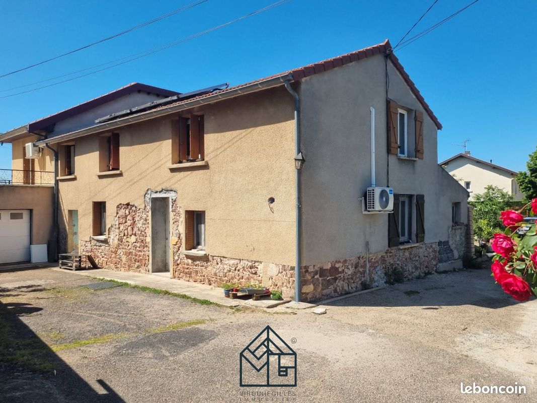 Maison 6 pièces 185 m² · à Commelle-Vernay · 185 m² · 210 000 €