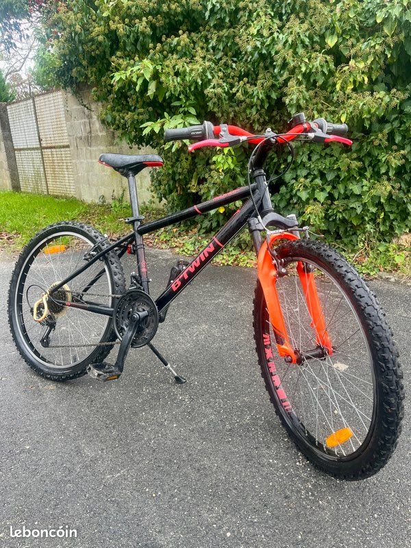 VTT Rockrider 500 enfants noir et orange, conçu pour les enfants