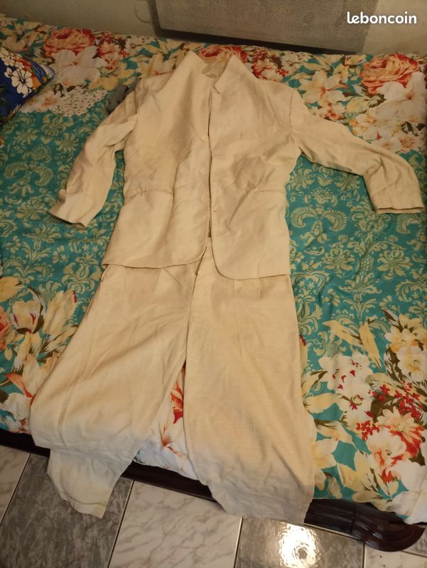 Costume (image 1)
