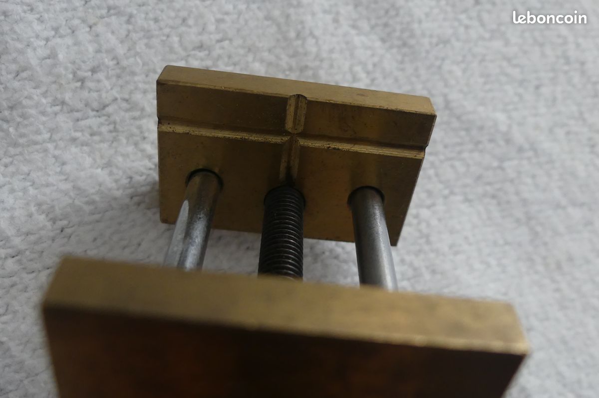 Mini étau à main de bijoutier en laiton (image 3)