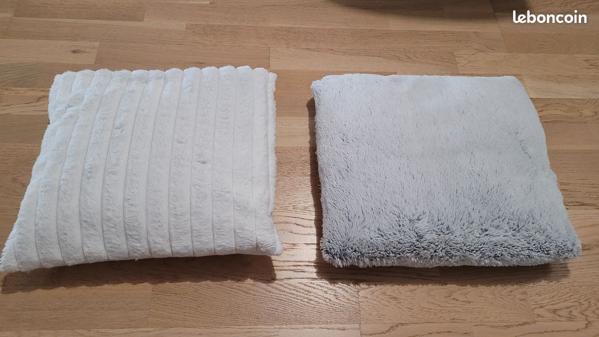 Lot Coussins fourrure 45x45cm (image 1)