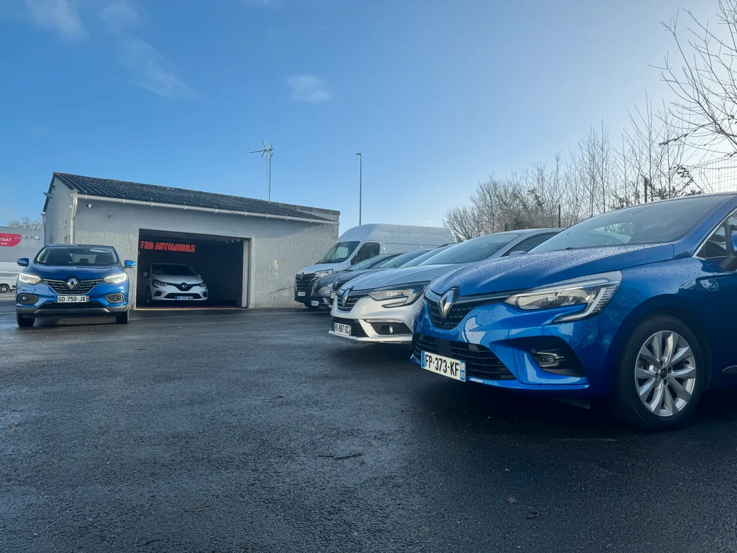 Les Renault devant le garage FRB Automobile à Pluneret