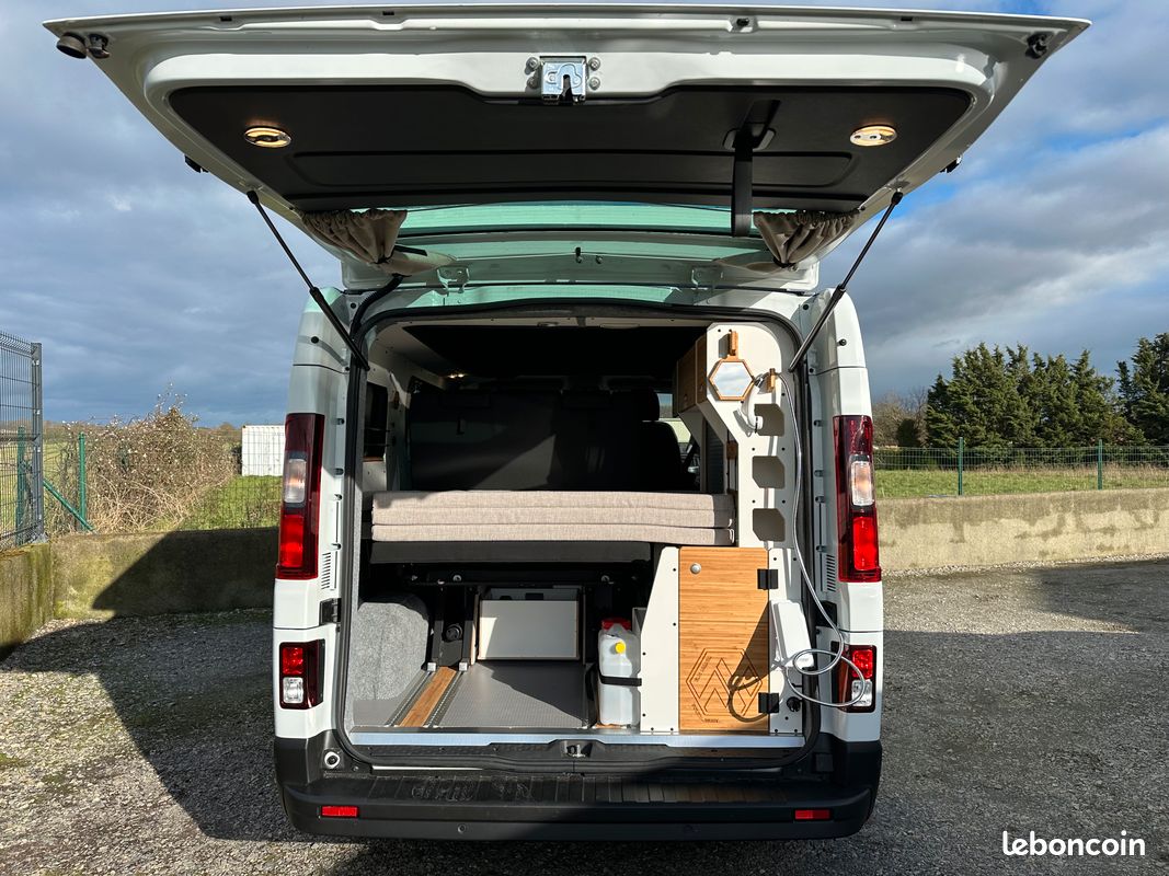 Van aménagé 4 places avec toit relevable – Renault Trafic – NEUF - prêt à voyager (image 3)