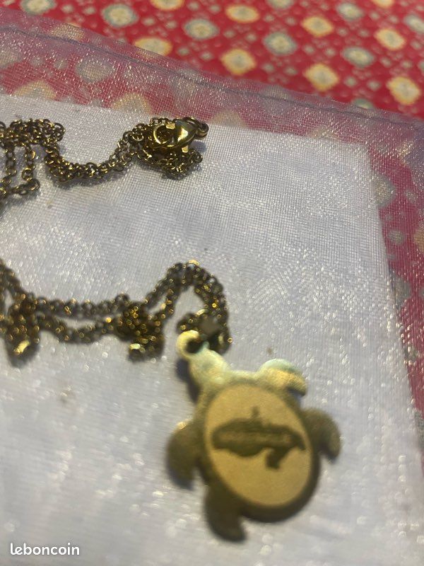 Collier doré avec médaillon de la Martinique (image 3)