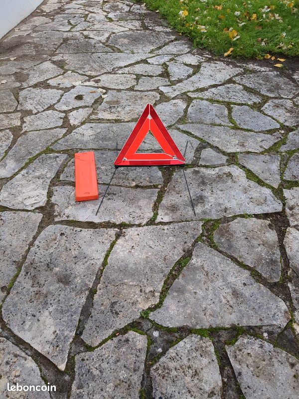 Triangle de présignalisation ( avec boîte de rangement) (image 1)