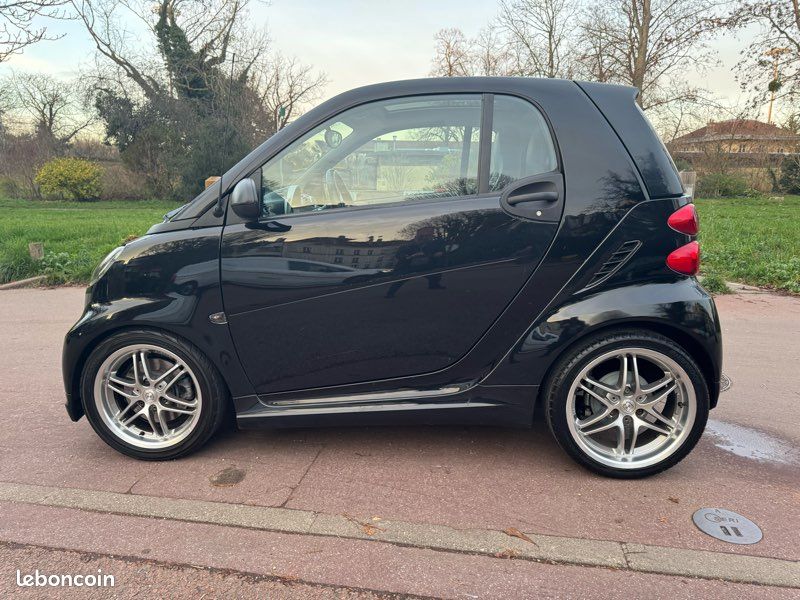 SMART FORTWO II COUPE BRABUS XCLUSIVE SOFTOUCH - 2011 - 39 965km - Toit pano - Cuir - GARANTIE 6 MOIS - Historique constructeur - État neuf - CT vierge - En stock et disponible immédiatement (image 2)