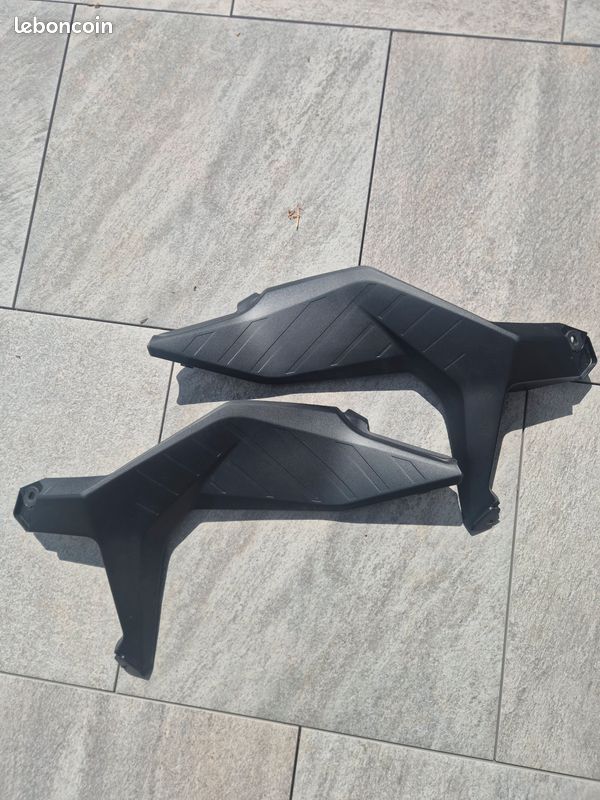 Cache latéraux noir suzuki 800 DE (image 1)