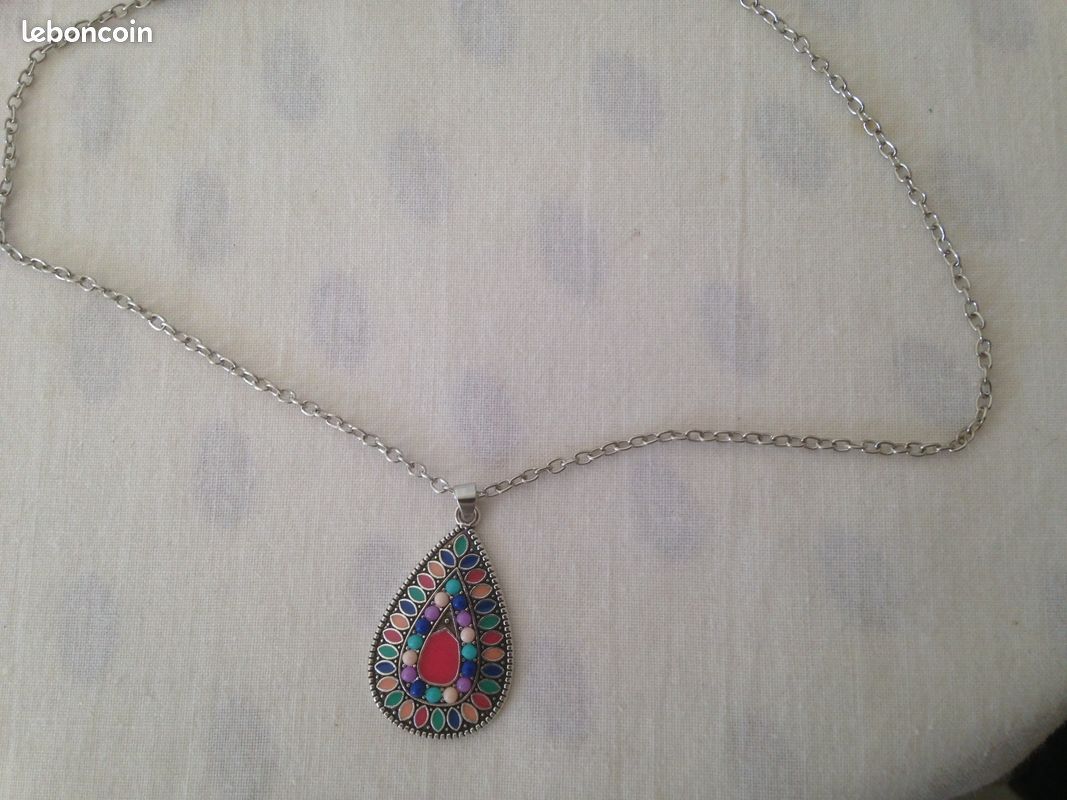 Collier avec pendentif en métal argenté et pierres rose , turquoise et bleu (image 5)