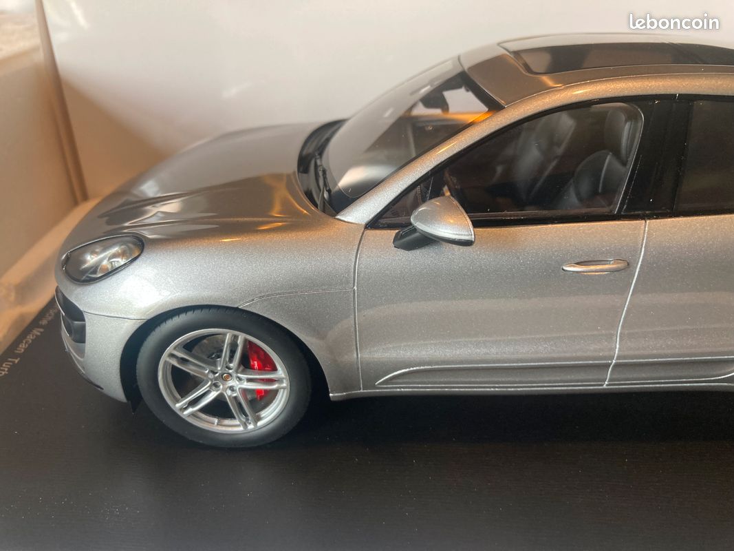 Porsche Macan Turbo silver 1/18 Spark (image 3)