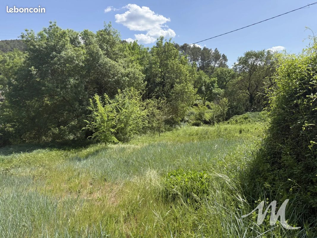 Terrain 2039 m² · à Barjols · 2 039 m² · 139 000 €