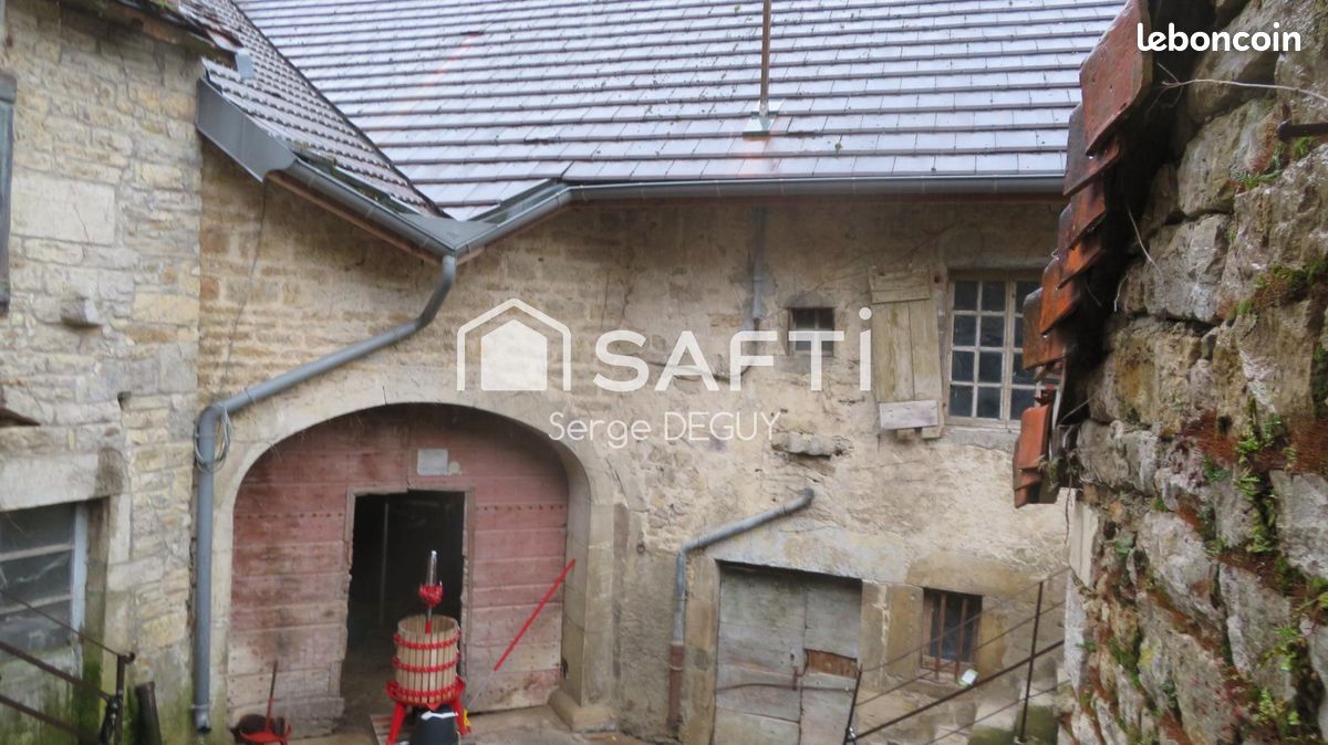 Immeuble 330 m² · à Lavigny · 330 m² · 79 000 €