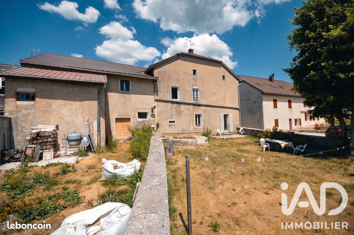 Maison 10 pièces 350 m² · à Lajoux · 350 m² · 390 000 €