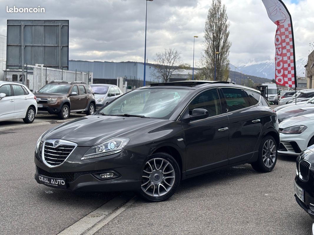 Lancia Delta 1.9 MJT TwinTurbo 190ch Platinum - Xénon / CarPlay / Toit Ouvrant (image 1)
