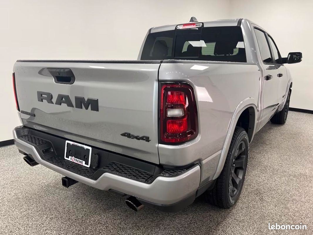 Dodge Ram 1500 Big Horn Night Edition 4x4 2025 (image 2)