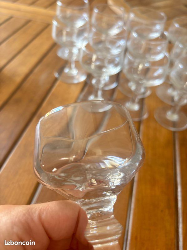 Verres anciens fluorescents sous lampe UV (image 4)