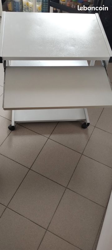 Bureau multimédia métallique roues pivotantes (image 3)